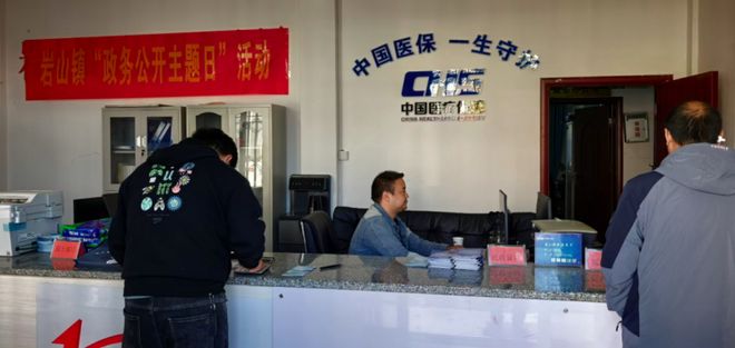 政策下基層 服務零距離 洞口縣巖山鎮政務公開日搭起便民“連心橋”